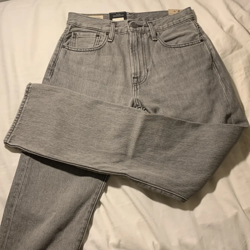 (Reupload) Helt oanvända Levis jeans med alla tags kvar. Säljer för bra pris o den gråa färgen på dom är helt sjuk. Jeans & Byxor.