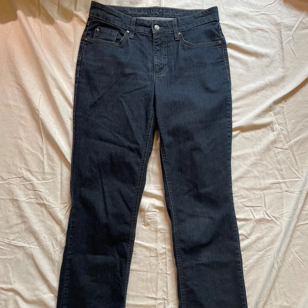 Superfina jeans som sitter så snyggt på, säljs på grund av att de vuxits ur. Fina detaljer på bakfickorna, långa ben och perfekta att använda som basplagg med vilken topp som helst! Denna design på byxorna heter Melanie swirl. . Jeans & Byxor.