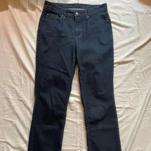 Superfina jeans som sitter så snyggt på, säljs på grund av att de vuxits ur. Fina detaljer på bakfickorna, långa ben och perfekta att använda som basplagg med vilken topp som helst! Denna design på byxorna heter Melanie swirl. 
