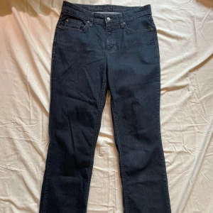 Jeans - Superfina jeans som sitter så snyggt på, säljs på grund av att de vuxits ur. Fina detaljer på bakfickorna, långa ben och perfekta att använda som basplagg med vilken topp som helst! Denna design på byxorna heter Melanie swirl. 