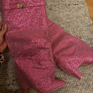 Jag säljer nu rosa glittriga boots för 400kr. Använda endast en gång. Storlek 38!😍 