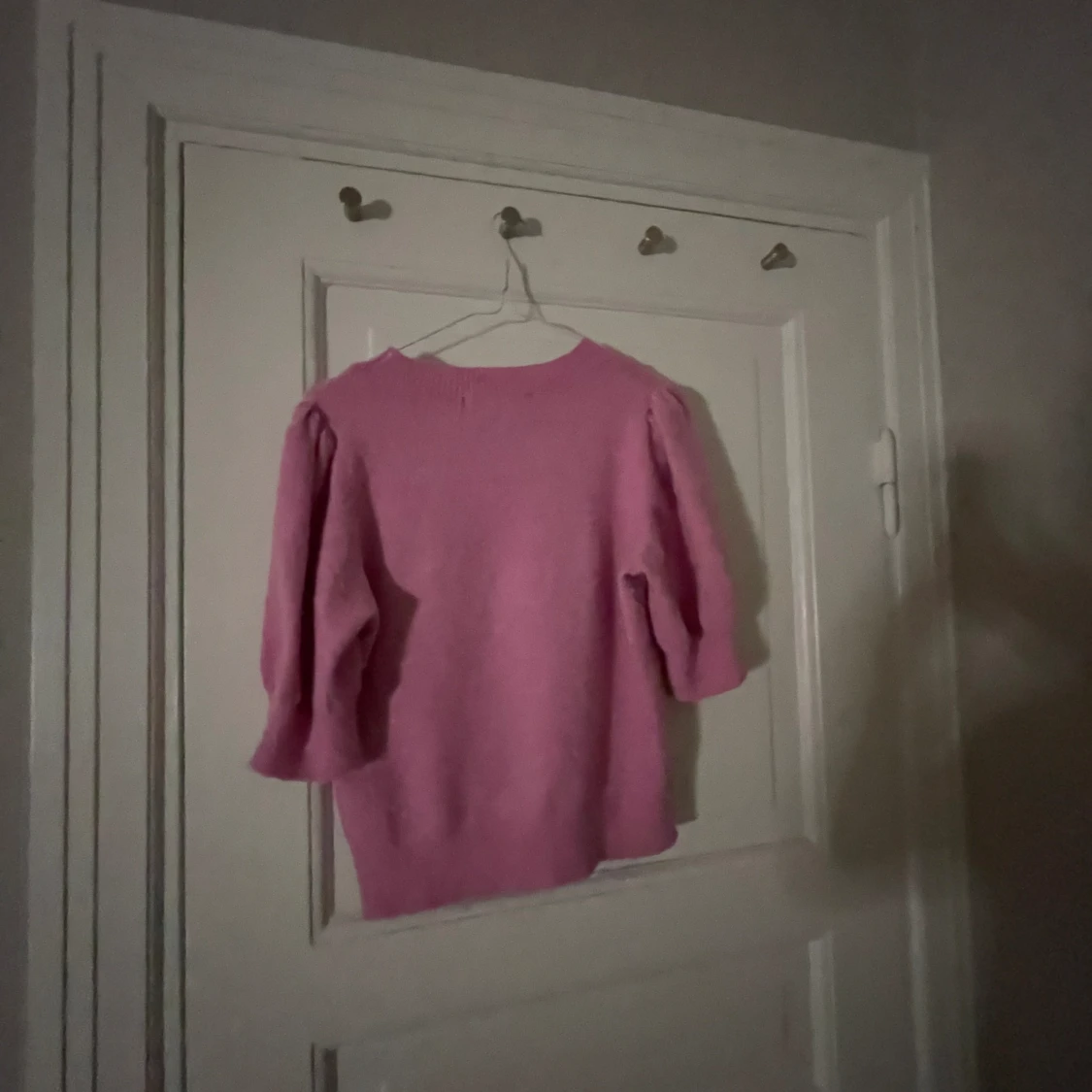 En rosa stickad kortärmad tröja  - 90