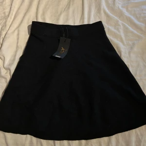 Kjol finstickad - En svart kjol från Nelly. Oanvänd. 