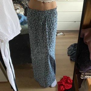 Lång kjol - Luftig lång kjol med blommor på🤍