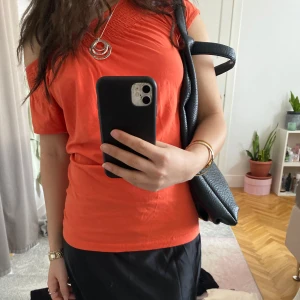 orange t-shirt - Jätte fin t-shirt  som jag thrifta för ett tag sen men den är tyvärr inte min stil längre 
