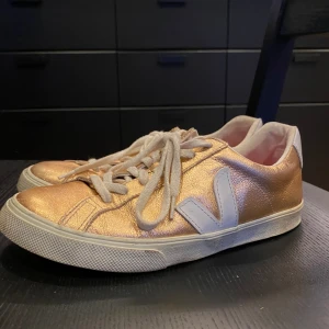 Veja skor -  Jag säljer mina väskor på grund av att de är för stora det står att det är storlek 37 men de är väldigt stora i storleken jag skulle sägas att att de är som 39 för när jag har lagt i en sula så att de ska bli mindre så är de fortfarande stora  💘