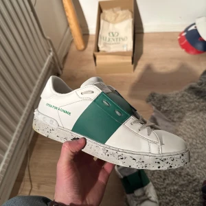 Valentino skor - Valentino skor köpta på haiendo shop! Box, dustbag och kvitto finns. skick 8/10. Storlek 41.5