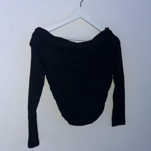 Topp - Off - shoulder topp svart i storlek S. Formar kroppen åt sidorna. Använt ca 1 - 2 gånger. Hör av dig vid frågor och funderingar 🩵