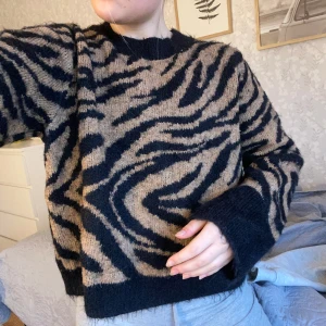 Stickad tröja  - Brun svart stickad tröja med mönster ifrån hm. Välanvänd men i gott skick! Ge gärna prisförslag och kontakta vid frågor💗