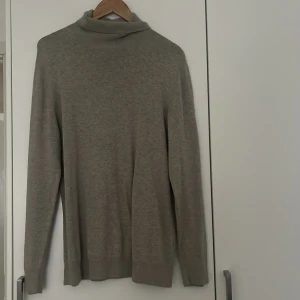 Slim Fit Polo Tröja  - Nyskick  Ej använd Strl L Polotröja från HM