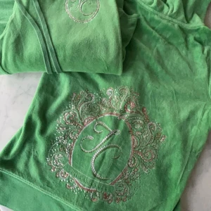 Vintage Juicy Couture  - Säljer mitt kära juicy couture sätt då jag har tröttnat ❤️ Den har inga defekter förutom att den är lite urtvättad, inget man märker! Tröjan passar storlek XS/S/M och byxorna passar S/M ❤️ Skriv om du har frågor!!