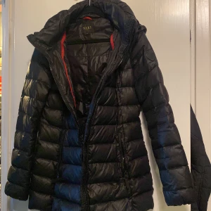 Jacka - Säljer min höst/vår/vinter jacka som inte kommer till användning längre. Jackan är i strl 36 men passar även 34/38