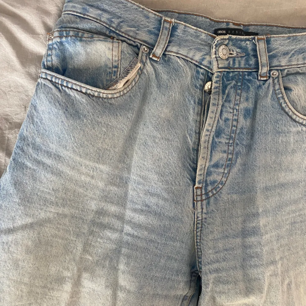 Säljer nu mina favvojeans som blivit för små, ljusblåa och raka ben⭐️ w28/L32. Jeans & Byxor.