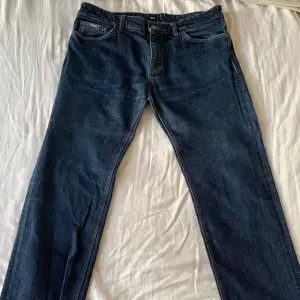 Mörkblåa Hugo Boss Jeans, bra skick, säljer pga att jag växt ur dom. Nypris 1200 men säljer för 350