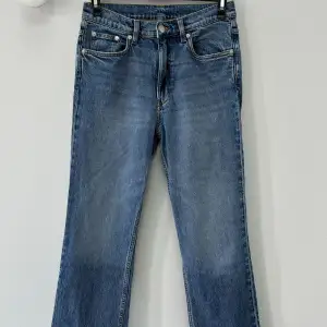 Arket jeans, modellen ”Fern” (cropped, lätt utsvängda). Använt några gånger och är i mycket bra skick. Storlek 26 tum.