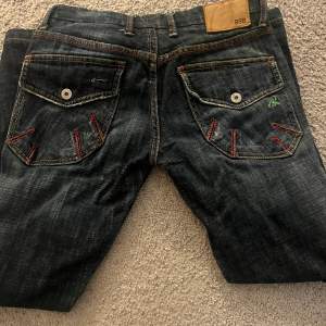 Snygga bootcut  jeans från 2000-talet.  Passar dig som är runt 160 cm. Storlek medium men passar XS-M