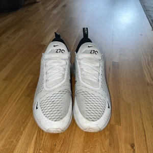 Nike 270 herr - Säljer skorna för att de är för små för mig. Inga skador på skorna. Storleken är 44.5. De är köpta för 1800kr. Pris går att diskutera.