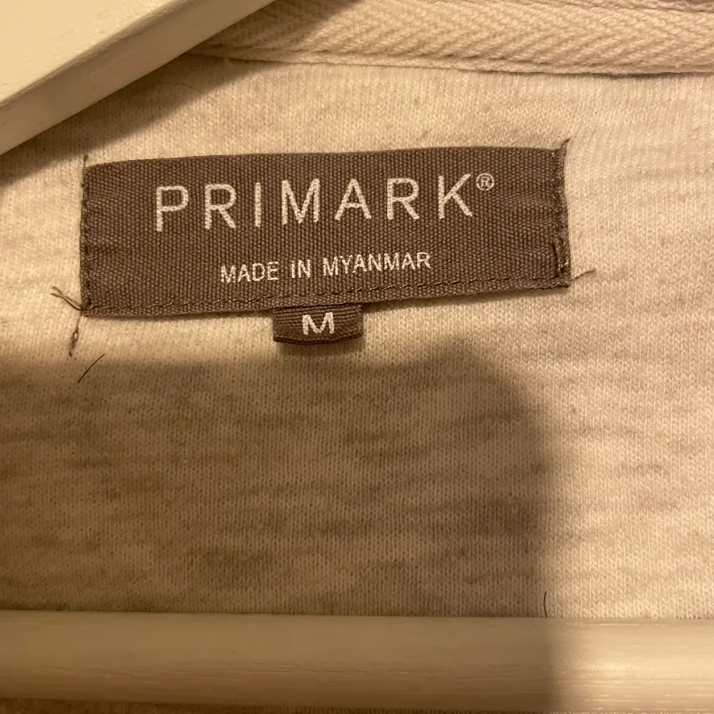 Säljer en grå zip up från Primark, är storlek M, ny-skick, i väldigt bra skick, skriv även för mer information. Hoodies.