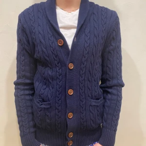 Kofta Cap Horn - Kofta Cap Horn   Modell: 184cm & väger 84kg  Skick: allmänt använd Färg: Blå Material: bomull 