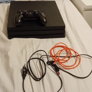 Ps4 pro - Den funkar väldigt bra låter inte mycket,