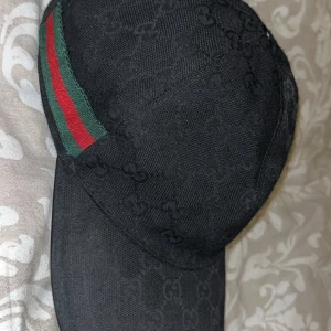 Gucci keps  - Gucci keps beställd från Guccis hemsida. Kvitto box samt påse finns. 