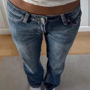 Low arrow jeans från weekday i nyskick. Säljer då de nästan direkt blev förkorta för mig. Nypris: 590 kr.💓 Priset kan diskuteras. (Lånade bilder)