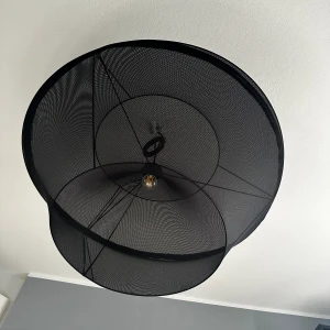 Taklampa  - Design lampa nypris 11480 kronor. Multipurpose Moire-lampa av Marc Sarrazin.  Säljer givetvis betydligt billigare än orginalpris.  Kom gärna med bud. Helt intakt och inga skavanker