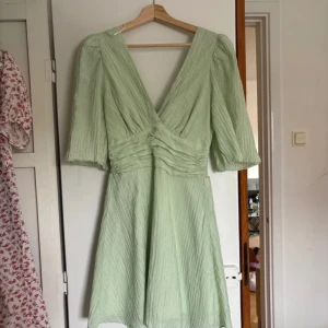 Sommarklänning mint - Har sprättat upp resåren i armarna eftersom jag ville ha en mer avslappnad känsla. Annars finns det inget att anmärka på.