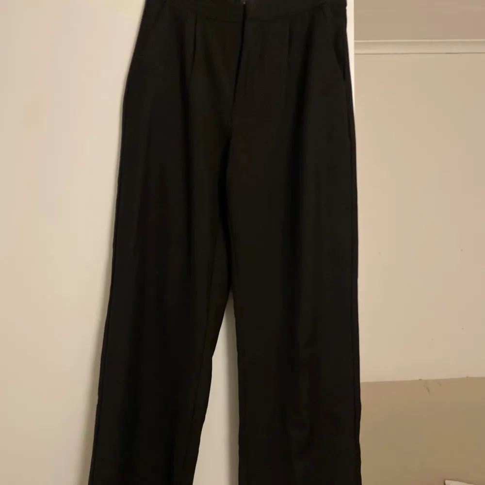 Säljer dessa fina svarta kostymbyxor i storlek XS ifrån lager 157 då de inte kommer till användning längre! Superfint skick, inga slitage! Köparen står för frakt! ❣️. Jeans & Byxor.