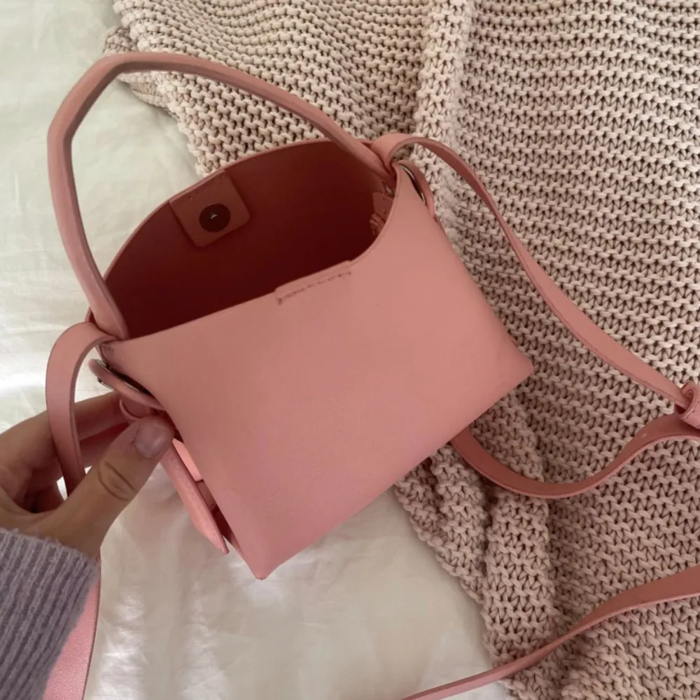 Supersöt rosa väska från mango!😍 Den är i superfint skick och knappt använd, en liten väska men du rymmer alla småsaker du vill ha med dig!🫶🫶. Väskor.
