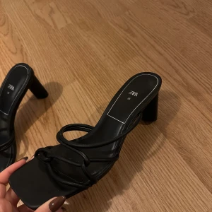 Svarta klackskor  - Svarta klackskor från zara i storlek 36! (låg klack) 
