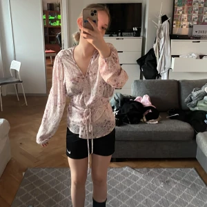 Blommig Sommarblus  - En fin blommig blus perfekt för sommaren ursprung från H&M och orginal priset var 199 i storlek L men passar perfekt på mig som är S!