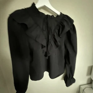 Volang blus  - En fin volang blus från Gina. Säljer för den inte kommer till användning. Kom privat för frågor💞