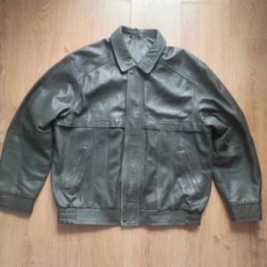 Vintage faded grön läderjacka cropped boxy - Säljer denna vintage läderjackan i storlek L. Skicket är bra för åldern, men finns självklart vissa skavanker. 