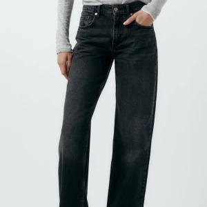 Jeans - Raka högmidjade jeans från zara i storlek 38 med slits i benen. Passar mig som är 175cm lång🤍