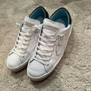 Philippe Model skor - Säljer mina Philippe model skor då jag växt ut dem. Skorna är endast använda i 1 månad i och i bra skick. Kan mötas i Göteborg eller frakta. Skorna är normal stora i storleken och passar dig som brukar ha 42/43. Kan sänka pris vid snabb affär