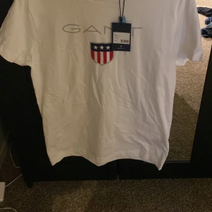 Gant t-shirt  - Tja,säljer en sprillans ny gant t-shirt. Aldrog använd. Hängt i garderoben.