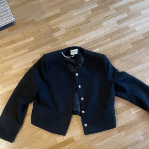 Jacka modern  - Aldrig använt, storlek 40 men är som 38, marinblå svart