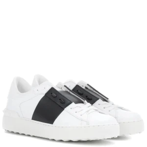 Söker valentino skor  - Söker ett par valentino garavani skor dam i storlek 38/37,5. Äkta.Skriv privat för ett byte med en parajumper jacka med värdet på 7000 kr,i den modellen på bilden!🤍