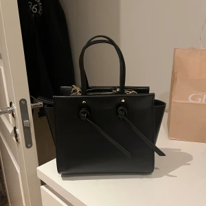 Populär svart väska från Zara - Säljer den populära svarta väskan från Zara. Jättefint skick. Säljes för 300