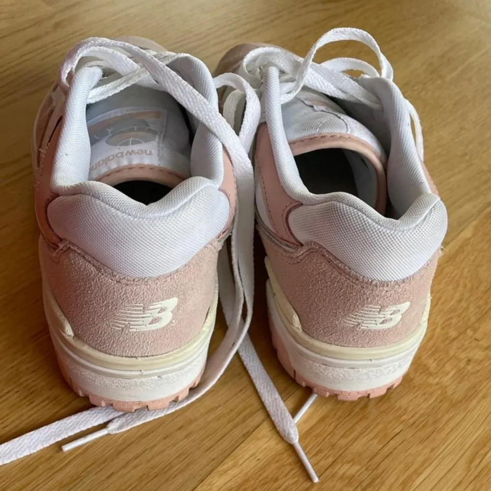Fina rosa new balance skor💕 de är använda bara ett fåtal gånger och är i bra skick. Det rosa på skorna är mocka💘. Skor.