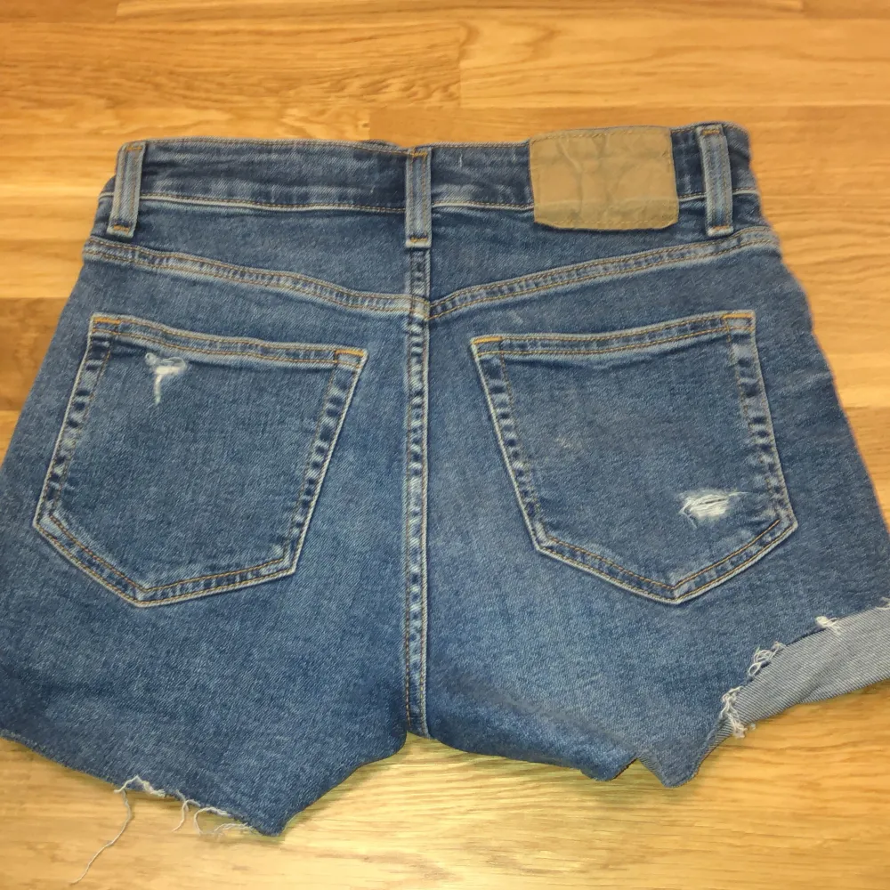 Jeans shorts väldigt fina. Har använda ganska mycket men det syns inte och dom är som nya. Shorts.