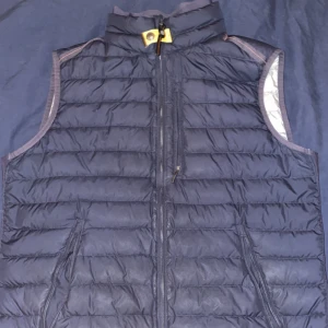 Parajumper väst / PJS Väst - En pjs väst i storlek L, fint skick. 