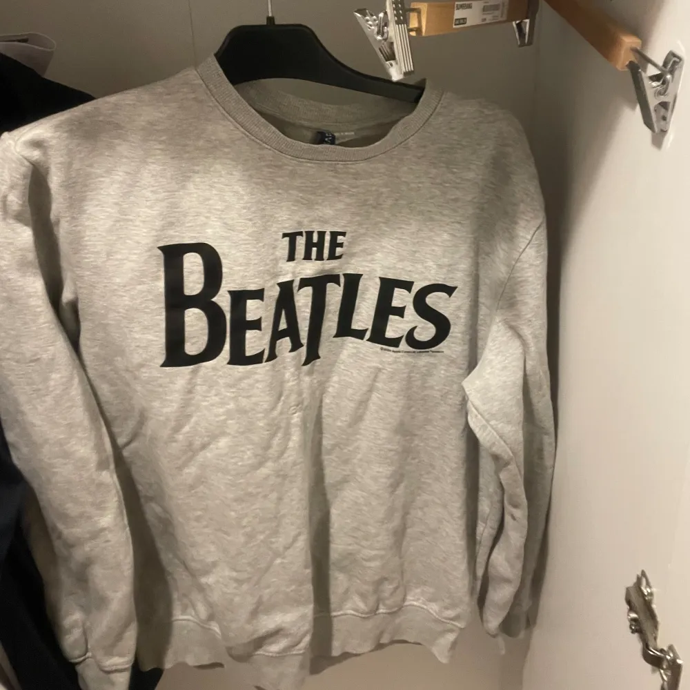 Säljer nu min limited edition the Beatles tröja som är köpt i en affär i Liverpool för 999 kr, säljer nu för 500. Storlek S. Tröjor & Koftor.