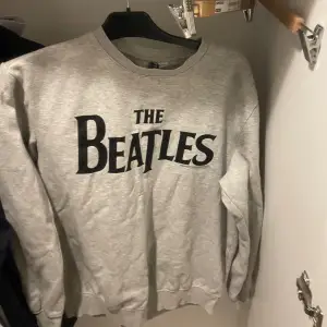 Säljer nu min limited edition the Beatles tröja som är köpt i en affär i Liverpool för 999 kr, säljer nu för 500. Storlek S