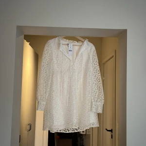 Studentklänning med blommor  - Klänning från Gina Tricot med broderade blommor. Den är helt oanvänd och har prislappen kvar. 