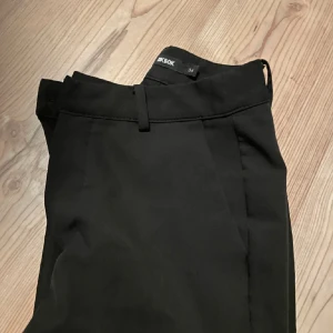 Utavängda kostymbyxor från Bikbok🩷 - Säljer dessa kostymbyxor från Bikbok🩷