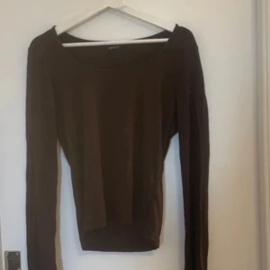 Långärmadtröja med slits  - Populär långärmadtröja med slits från Gina Tricot 