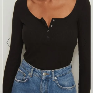 Svart topp - Säljer den här svarta långärmade tröjan från nakd i storlek Small! Den sitter väldigt skönt och är som i nyskick! 70kr+ frakt 