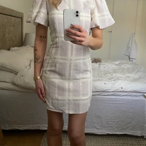 Sommarklänning - Sååå fin somrig klänning, som tyvärr inte kommer till använd. Sitter väldigt smickrande runt kroppen, med hög krage och puffärm🎀 Säljs inte längre! 